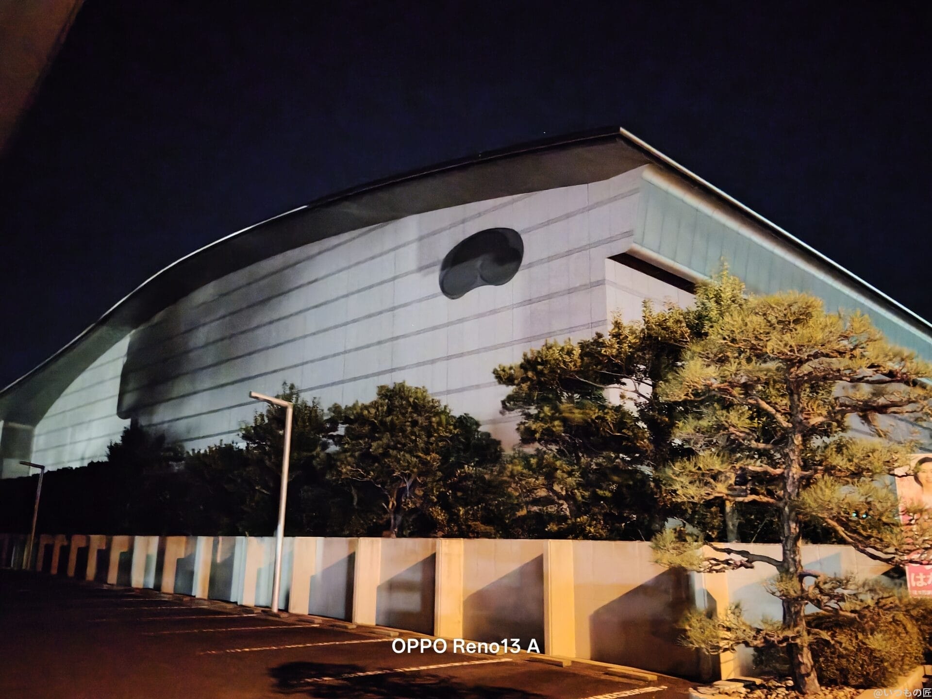 OPPO Reno14 5G カメラ オレンジ色の街灯に照らされた白い建物