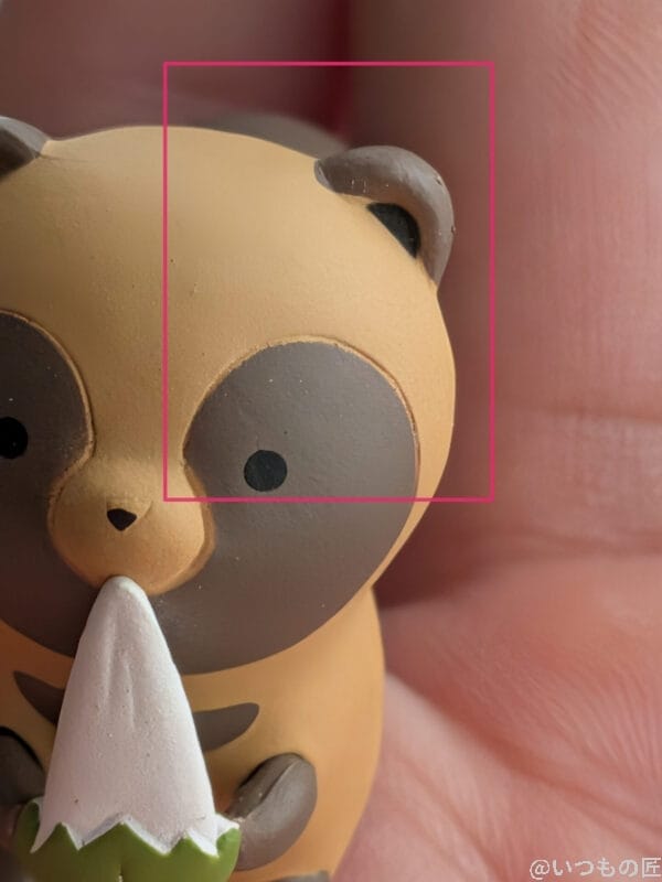 Google Pixel 10 カメラ
手のひらの上に置かれた狸のマスコット人形