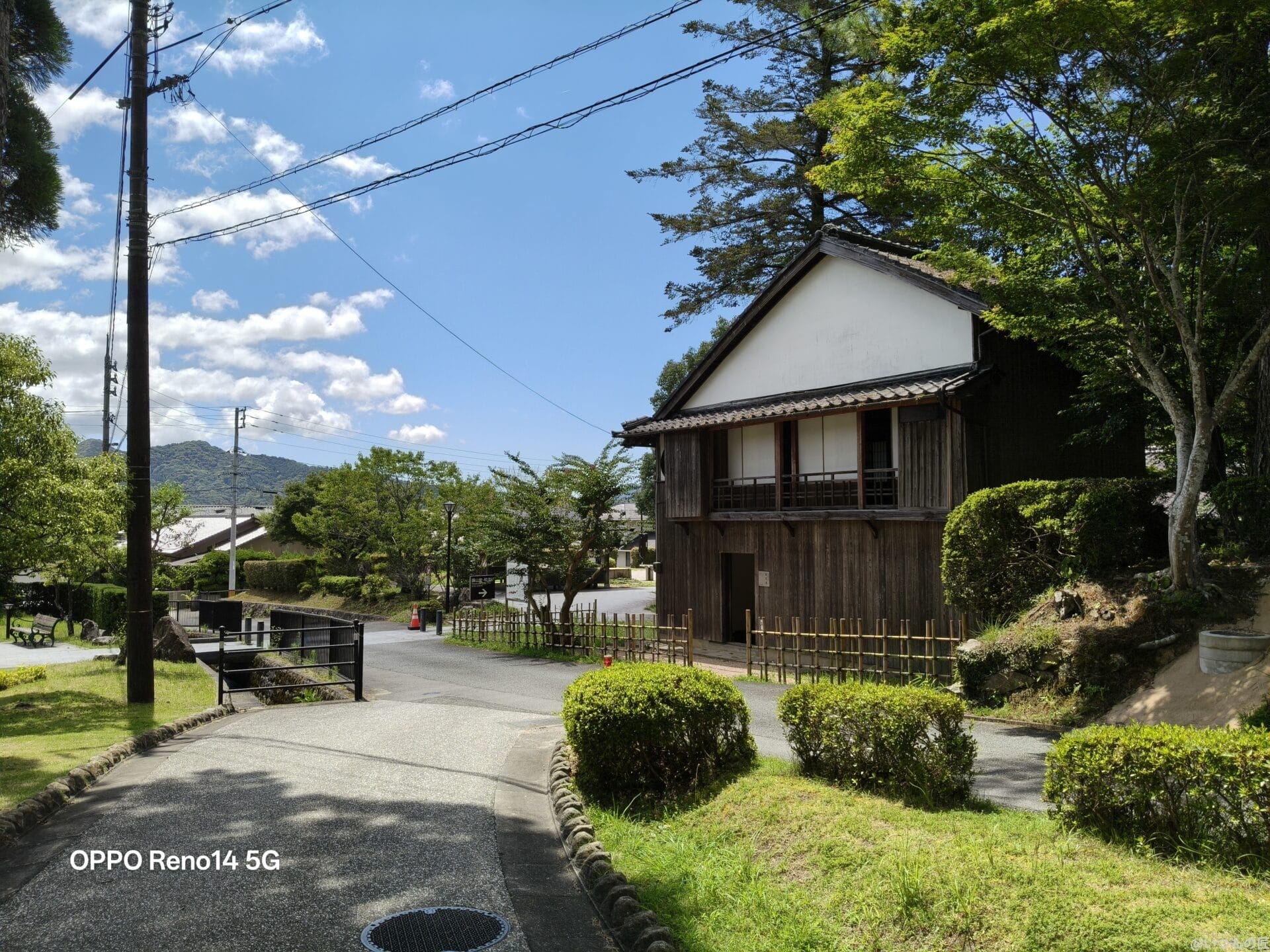 Google Pixel 10 カメラ 道端の古い木造住宅を撮影した写真