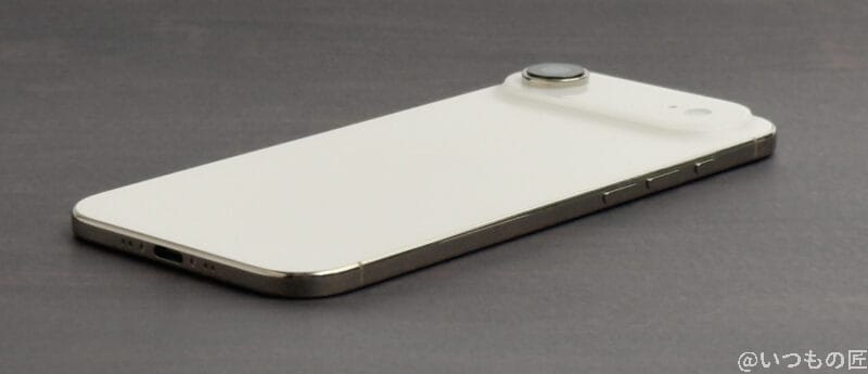 机の上に置かれたiphone | ガジェットレビューの匠 iPhone Air カメラ 机の上に置かれたiPhone