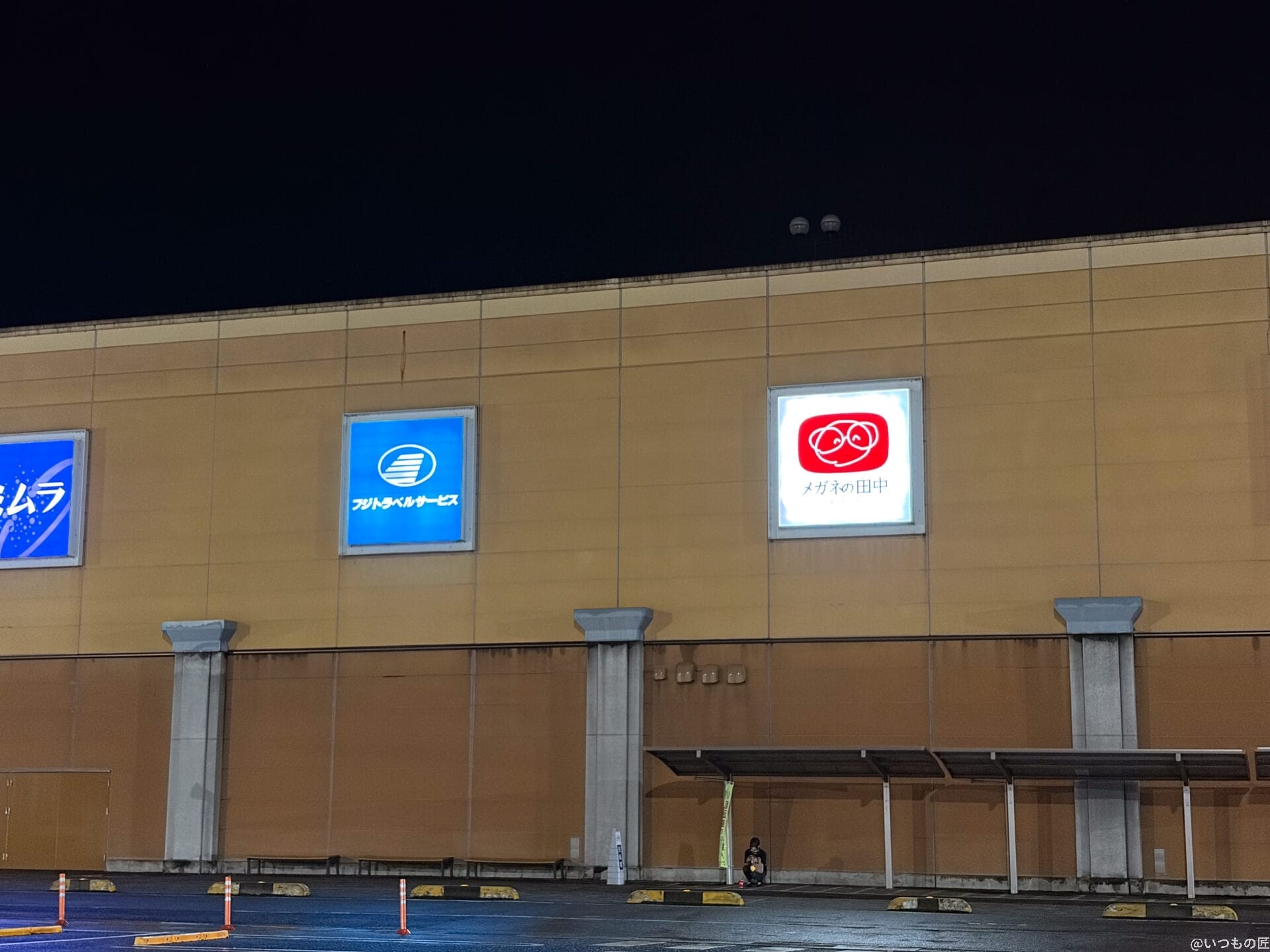 iPhone Air カメラ
夜のショッピングモールの駐車場を写した一枚