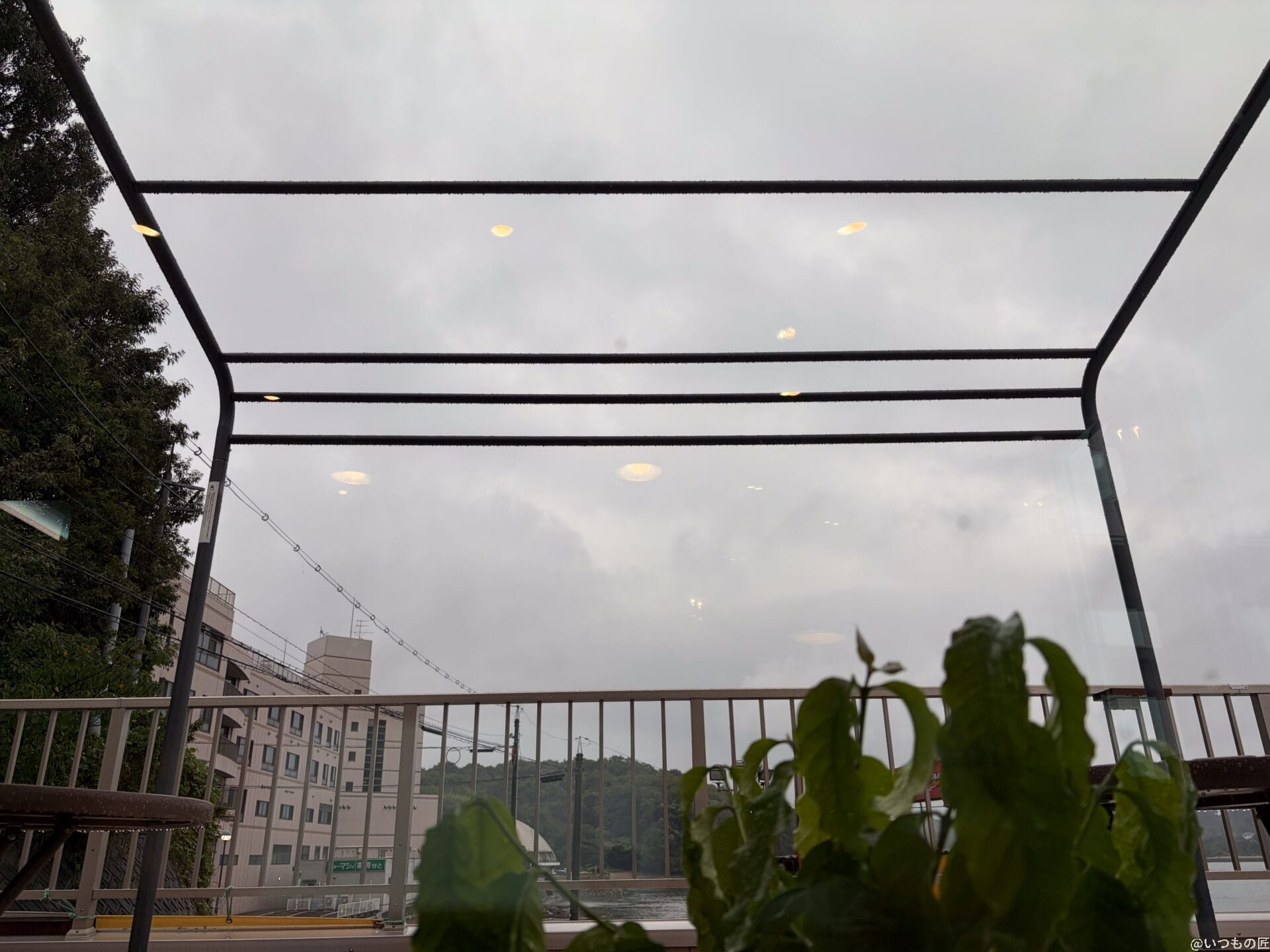 iPhone Air カメラ
ベランダから見える雨の日の風景